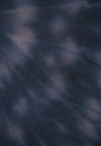 Námorní látka s batikovaným vzorem, který obsahuje světlomodré a šedé víry. Hladký povrch s jemným leskem, konzistentní tkaní po celé ploše.