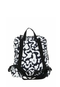 Sac à dos à motifs noirs et blancs avec bretelles réglables, fermetures éclair et doubles poignées supérieures pour des options de port polyvalentes.