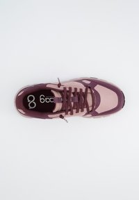 Chaussure de sport rose et bordeaux avec une tige en maille et en synthétique, bout rond, fermeture à lacets plates, semelle rembourrée et semelle extérieure noire contrastante.