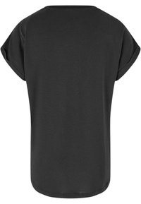 Must lühikeste varrukatega t-särk, mille varrukateotsad on üles keeratud ja alumine äär ümar, nähtav tagantpoolt.