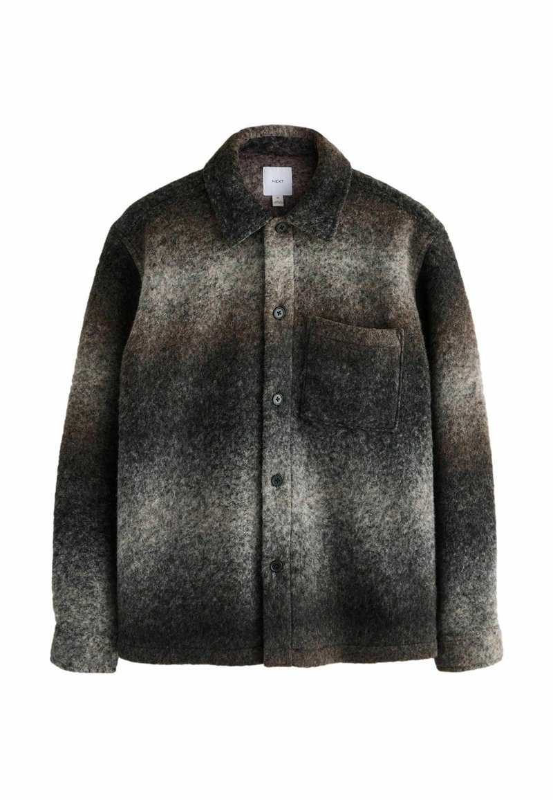 Filcowana wełniana koszula-kurtka w ciemnobrązowym, szarym i kremowym wzorze ombre, z kołnierzykiem, zapięciem na guziki oraz pojedynczą kieszenią na piersi.