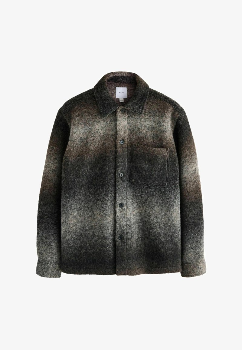 Filcowana wełniana koszula-kurtka w ciemnobrązowym, szarym i kremowym wzorze ombre, z kołnierzykiem, zapięciem na guziki oraz pojedynczą kieszenią na piersi.