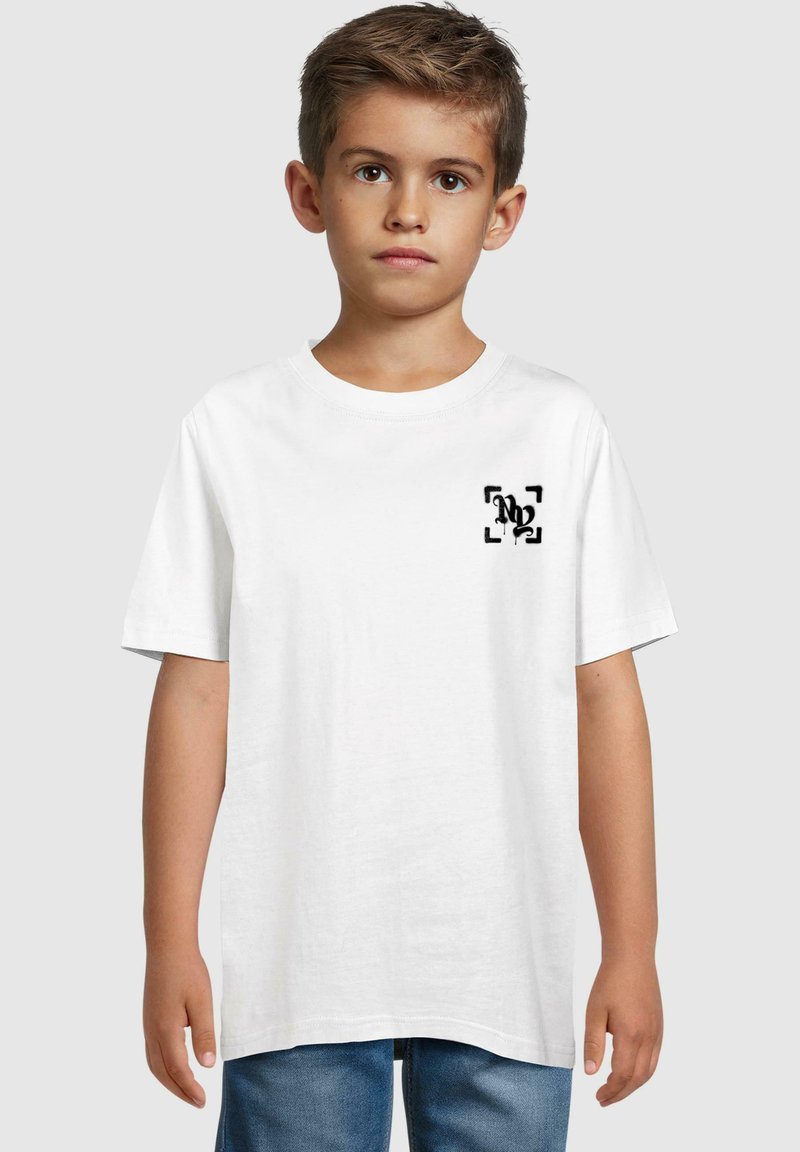 Camiseta de algodón blanca con mangas cortas, cuello redondo, que presenta un pequeño diseño gráfico negro en el área del pecho izquierdo.
