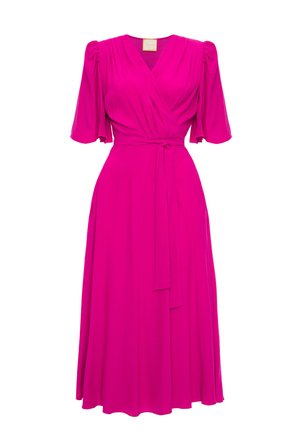 Fuksjowa sukienka w stylu owijanym z krótkimi bufkami, przewiązywana w talii, z lejącym się dołem w kształcie litery A. Gładki materiał o miękkiej, lekkiej strukturze.