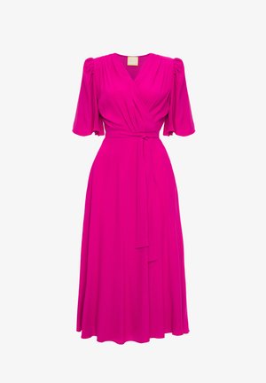 Fuksjowa sukienka w stylu owijanym z krótkimi bufkami, przewiązywana w talii, z lejącym się dołem w kształcie litery A. Gładki materiał o miękkiej, lekkiej strukturze.