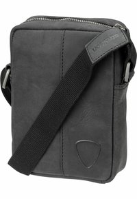 Borsa a spalla in pelle nera con forma rettangolare, dotata di chiusura a zip, tracolla intrecciata e dettagli del logo impresso sul lato.