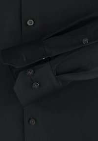 Schwarzes Hemd mit Knopfleiste und glatter Textur, mit spitzem Kragen, Doppelknebelmanschetten und passenden dunklen Knöpfen.