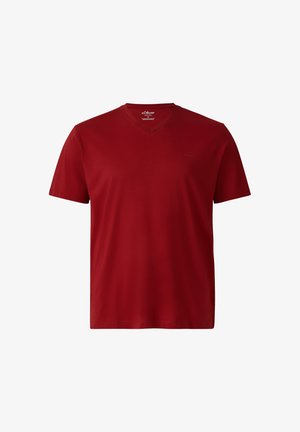 T-shirt en coton rouge avec un col en V, des manches courtes et un logo de marque discret sur la poitrine. Texture lisse et coupe régulière.