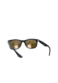 Occhiali da sole neri con finitura opaca, lenti ovali in tonalità marrone e stanghette eleganti con dettagli in argento.