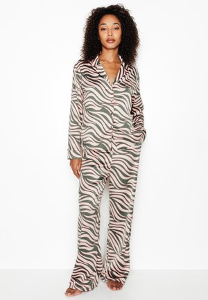 Ensemble de pyjama long avec un motif ondulé aux couleurs rose, vert et marron. Fabriqué en tissu doux, avec un col, des boutons et des poches latérales.