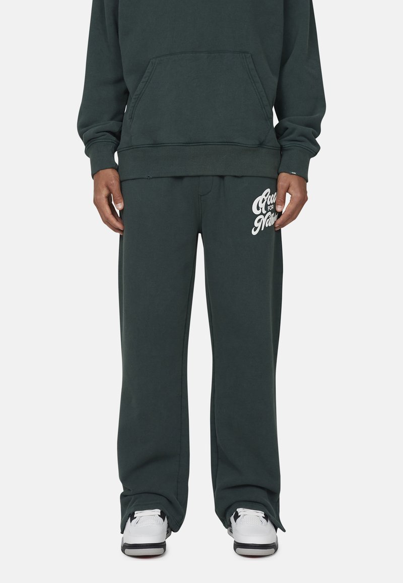 Donkergroene sweatshirt met een voorzak, gecombineerd met bijpassende sweatpants met witte grafische tekst. Comfortabele, relaxte pasvorm.