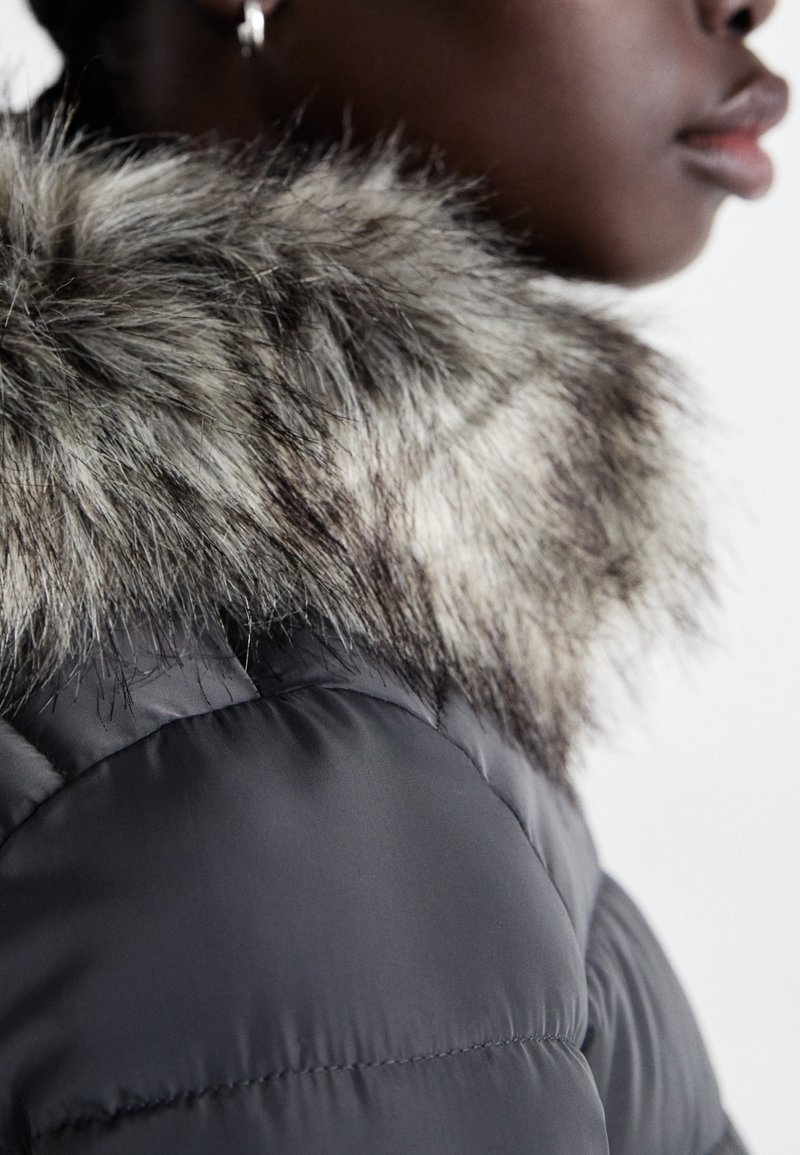 Only Gilet Matelassé à Capuche Abbie Femme, Bleu Marine