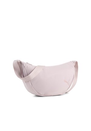 Borsa a tracolla rosa chiaro a forma di mezzaluna con tracolla regolabile e piccolo logo Puma davanti.