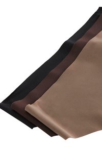 Quatre échantillons de tissu superposés dans des shades variés : noir, marron foncé, marron moyen et marron clair. Texture lisse, avec des bords nets.