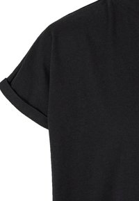 Schwarz Baumwoll-T-Shirt mit umgeschlagenen kurzen Ärmeln und glattem Textur, ausgestattet mit einem runden Ausschnitt und minimalen Designdetails.