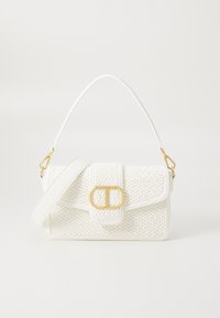 Sac à main texturé blanc avec un design tressé, une fermeture à boucle en métal doré et une bandoulière amovible.