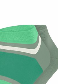 Zwei Paar Socken in mintgrün und gedämpftem Grün, mit einem strukturierten Strick, gestreiftem Design und kontrastierenden Akzenten in Weiß.