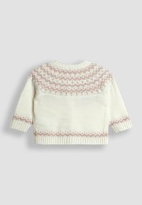 Fehér kötött pulóver rövid ujjal, rózsaszín és bézs fair isle mintával a nyakrészen, bordás mandzsettákkal és aljjal.