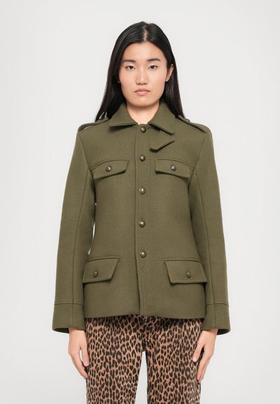 Giacca in misto lana verde oliva con spalline, cinque bottoni frontali e due tasche sul petto, abbinata a pantaloni con stampa leopardata.