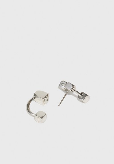 Zilveren metalen oorbellen met een gebogen en rechthoekig ontwerp. Voorzien van een gepolijste afwerking en een sluiting met post voor een veilige draagervaring.