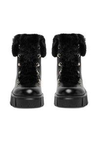 Černé kožené kotníkové boty s plyšovým kožichem, vybavené kovovými očky a robustní, texturovanou podrážkou pro lepší přilnavost.