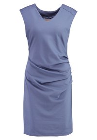 Robe sans manches bleue avec un décolleté en V, présentant des drapés à l'avant et une silhouette ajustée, fabriquée en tissu doux et texturé.