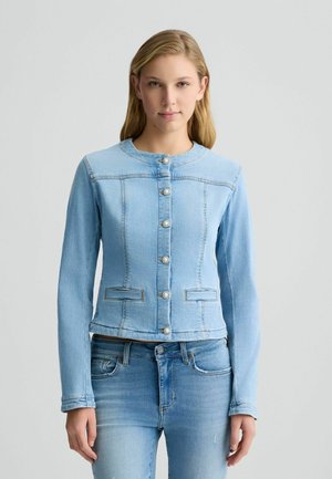 Giacca di jeans blu chiaro con scollo rotondo, bottoni frontali, due tasche e design aderente. La texture è liscia con una leggera scoloritura.