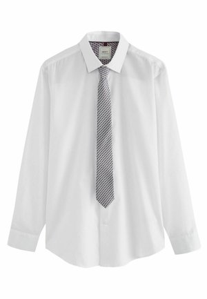 Cămașă albă cu mâneci lungi, cu guler clasic, asortată cu o cravată gri, cu un model ce include mici forme geometrice.