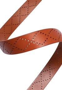 Ruskea nahkavyö, jossa on sileä pinta ja reikiin leikattu timanttikuvio koko pituudelta, ja se on tyylikkään kapeneva muotoilu.