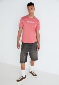 Pepe Jeans EGGO - Marškinėliai su spaudiniu - cedar wood brown