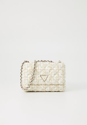 Mała prostokątna kremowa torba na ramię z tweedu z złotym łańcuszkiem na pasku i trójkątną plakietką z logo Guess na przedniej klapie.
