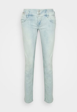 Jean skinny en denim bleu clair avec une taille à double bouton, des poches avant et une poche zippée sur le côté droit.