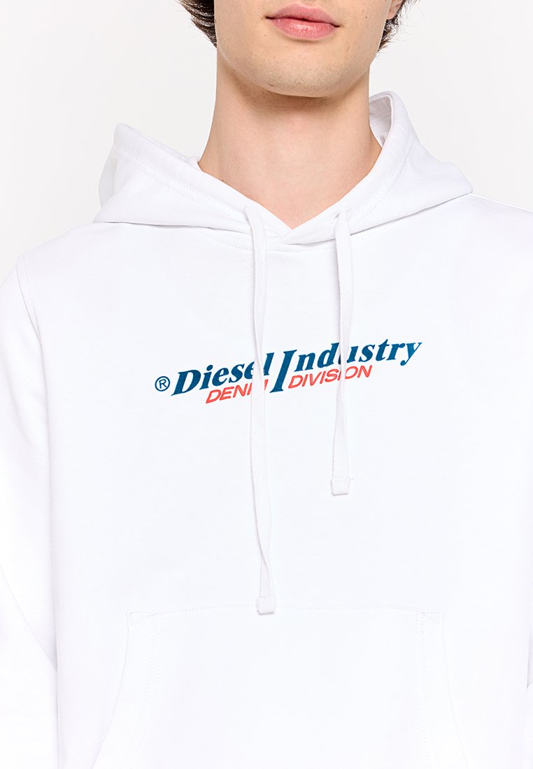 Felpa bianca con tasca frontale, con un logo testuale "Diesel Industry" in blu e rosso. Realizzata in tessuto morbido con cordini.
