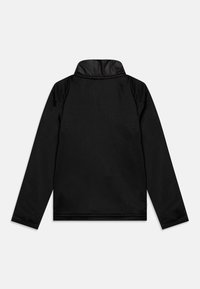 Melnā garo piedurknju augšdaļa ar augstu apkakli, gludu tekstūru un pieguļošu dizainu. Aizmugurē ir minimāli šuvi, lai nodrošinātu elegantu izskatu.