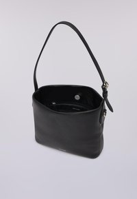 Schwarze Lederhandtasche mit einem einzigen Schultergurt, offenem Oberteil, innerem Fach mit Reißverschluss, glatter Textur und minimalistischem Design.