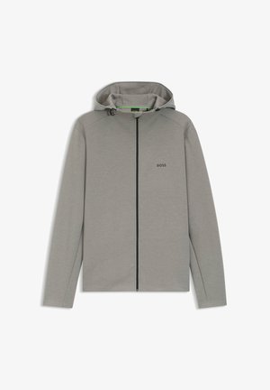 Lichtgrijze capuchonjas met een volledige rits aan de voorkant, zwarte accenten en een subtiel logo. Gemaakt van soepel, lichtgewicht materiaal.