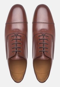Braune Lederhalbschuhe mit glatter Oberfläche, runder Zehenpartie, sechs Ösen und kontrastierenden braunen Schnürsenkeln. Futter ist beige.
