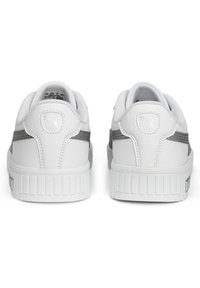 Witte sneakers met grijze accenten, gemaakt van glad leer. Voorzien van een gevoerde kraag, een gerubberde zool met textuur en een logo op de achterhiel.