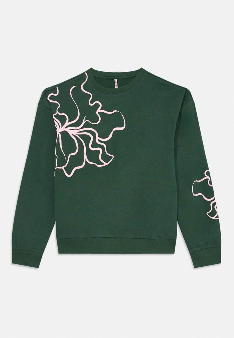 Zelena majica s kapuljačom s cvjetnim uzorkom u ružičastoj boji koji se proteže s lijeve strane i rukavu, izrađena od mekanog materijala s rebrastim naramenicama i rubom.