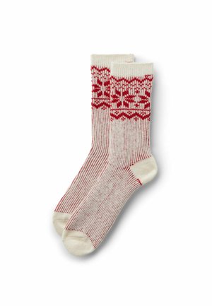 Chaussettes tricotées en crème et rouge. Présentent un motif texturé en haut et des côtes verticales avec des zones de talon et de orteil renforcées.