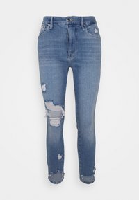 Jeans de denim azul ajustados con detalles desgastados, incluidos desgarros en los muslos y dobladillo deshilachado, con un clásico diseño de cinco bolsillos.