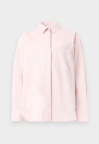 Ροζ ανοιχτό ροζ πουκάμισο με μακριά μανίκια, κουμπιά μπροστά, μυτερό γιακά και τσέπη στο στήθος, εμφανίζεται πάνω σε απλό ανοιχτόχρωμο φόντο.