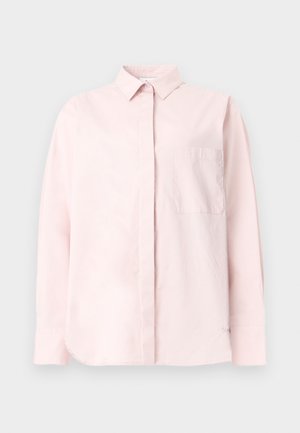 Chemise rose pâle à manches longues avec col pointu et poche poitrine, présentée sur un fond clair uni.