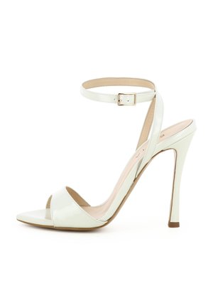 Weißer Stiletto-Sandalette aus Lackleder mit Knöchelriemen und Schnalle, offenem Zehenbereich und schlankem hohen Absatz, von der Seite auf weißem Hintergrund gezeigt.