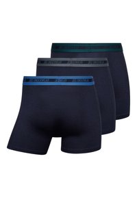 Tre par boxershorts i mørke farver med elastiske linninger. Hver med en distinkt farvebånd: blå, grå og grøn, mærket "JBS UNDERWEAR."