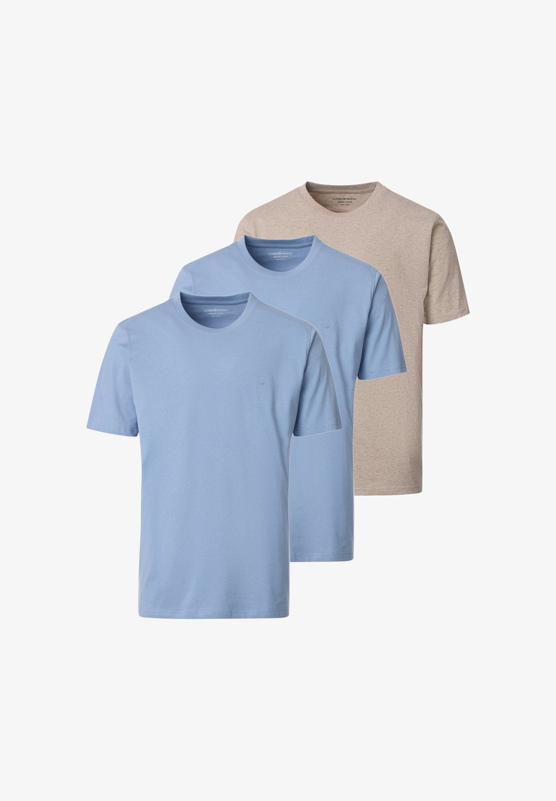 Tre enfärgade T-shirts med rund hals i ljusblått och beige, ordnade överlappande så att framsidan och korta ärmar syns.