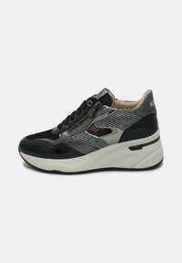Sneaker sportivo nero e argento con finitura lucida, texture a righe e colletto imbottito. Presenta lacci e una zip laterale per un facile accesso.