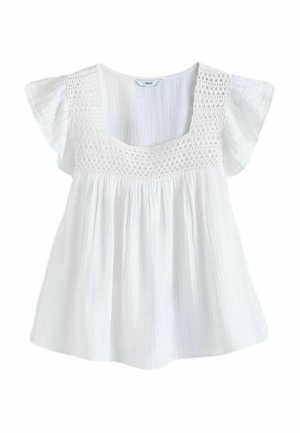 Blusa blanca con escote cuadrado, detalles de crochet en el pecho y mangas cortas con volantes. Confeccionada en una tela ligera.