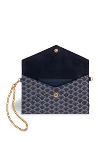 Navy plava clutch torbica s zlatnim uzorkom školjke, zlatnom kopčom na dugme i odvojivom zlatnom lancem, otvorena da pokaže tamnu unutrašnjost.