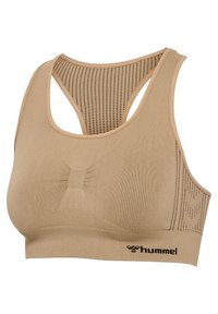 Beige sportbeha met een naadloos ontwerp, ademend gaasdetail en logo in zwart aan de onderkant. Heeft een racerbackstijl voor ondersteuning.